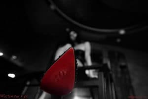 meesteres kym staart je aan in POV en laat je de rode zool van haar zwarte pumps met hoge hakken zien Thuiskopie femdomsessie