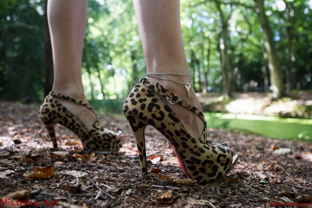Mistress kym in tacchi alti leopardo con caviglia che mostra la chiave di castità del suo schiavo 8 castità maschile