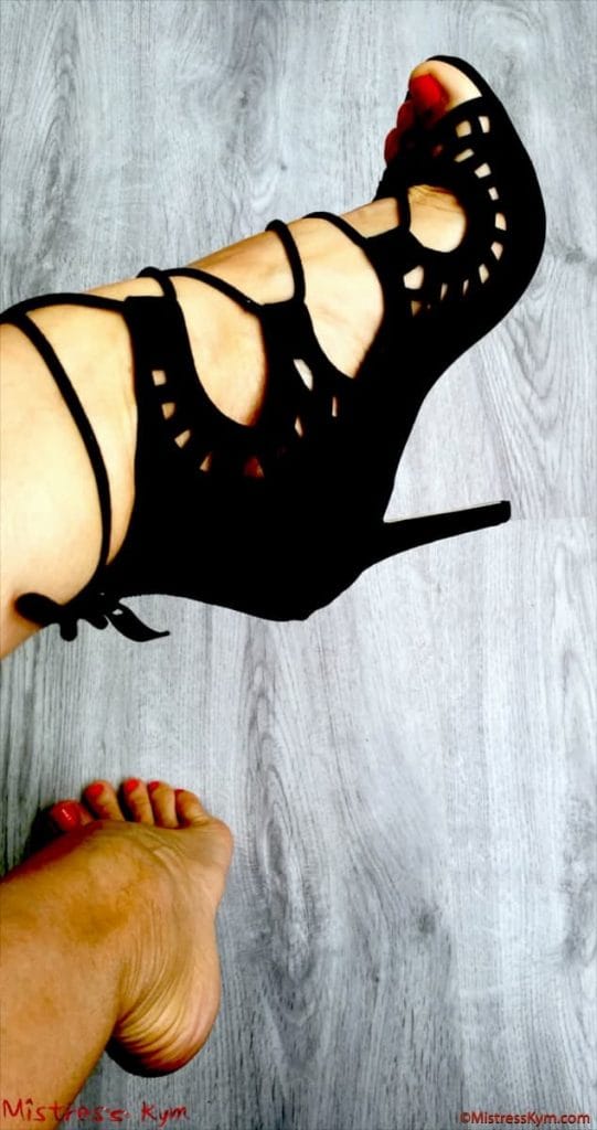Mistress Kym yeni siyah yüksek topuklu ayakkabılar ve kemerini gösteren çıplak ayaklar