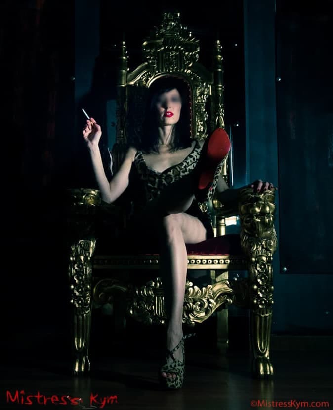 mistress kym femdom pali papierosa wpatrując się w ciebie w jej tron wywiad z mistress
