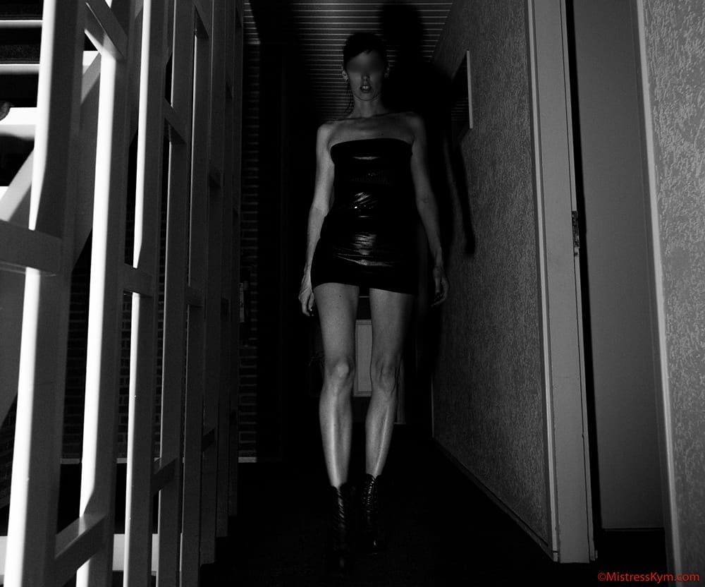 mistress kym si̇yah bi̇r elbi̇se ve yüksek topuklu botlarla si̇ze doğru geli̇yor 404 sayfa