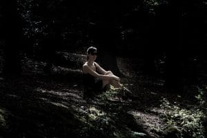 Mistress Kym nel bosco che ti guarda con i tacchi alti