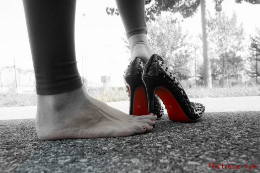 アンクレット、マニキュア、ジューシーなつま先と柔らかい靴底の裸足、POV-GCN_3024-©2018 Copyright Mistress Kym.jpg
