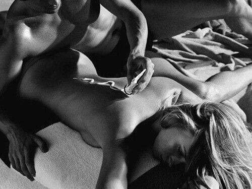 sub donne un massage sensuel du corps à sa domme mistresskym couple pervers